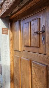 eine Holztür mit Metallgriff darauf in der Unterkunft El Najerilla. Casa de pueblo in Villavelayo