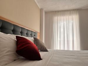 Postel nebo postele na pokoji v ubytování Hotel Rododendro Val di Fassa