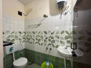 y baño con aseo y lavamanos. en The kaya homestay Srirangam en Srīrangam