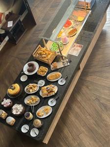 Grande Hotel Atibaia في أتيبايا: طاولة مع مجموعة من الأنواع المختلفة من الطعام