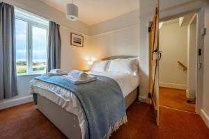 - une chambre avec un lit doté d'une couverture bleue dans l'établissement 4 Malvern House by Big Skies Cottages, à Trimingham