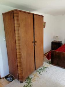 um grande armário de madeira no canto de um quarto em ETNO KOMPLEX NIKOLOV em Dimitrovgrad