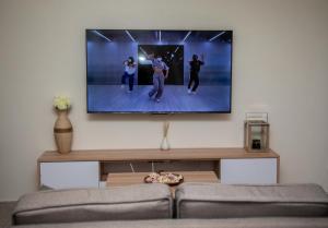 sala de estar con TV de pantalla plana en la pared en Deisberry court, en North Legon