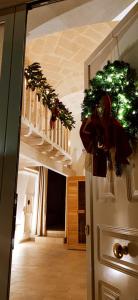 un couloir avec un escalier doté d'un christmasreath dans l'établissement Antica Dimora, à Lizzano