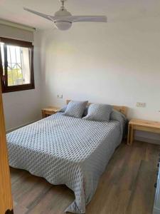 1 dormitorio con cama blanca y techo en Apartamento Laujar de Andarax, en Laujar de Andarax