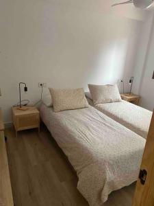 1 dormitorio con 2 camas y almohadas en Apartamento Laujar de Andarax en Laujar de Andarax