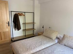 sala de estar con cama y armario en Apartamento Laujar de Andarax en Laujar de Andarax