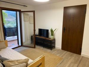 1 dormitorio con 1 cama y mesa con TV en Apartamento Laujar de Andarax, en Laujar de Andarax