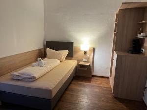 Dormitorio pequeño con cama con lámpara en Tilla's Hof, en Hamm