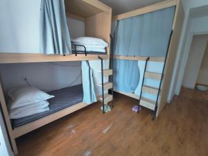鄭州的住宿－避风港青年旅舍，客房设有两张双层床和一扇窗户。