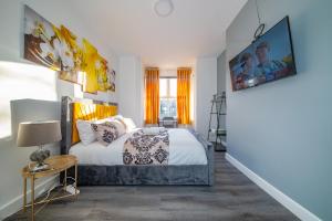 a bedroom with a bed and a tv on the wall at *RD12s* For your most relaxed & Cosy stay + Free Parking + Free Fast WiFi * in Headingley