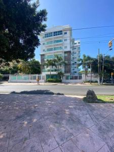 Moderno practico y tranquilo في سانتو دومينغو: مبنى على شارع فيه شخص يمشي على الشارع