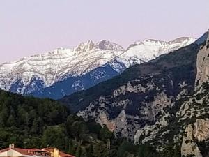 Une montagne avec des montagnes enneigées en arrière-plan dans l'établissement Olympus View Rooms Sauna & Spa, à Litochoro