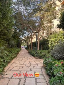 kamienna ścieżka z znakiem widokowym w obiekcie Madinaty Kian Al Deafah , New Cairo مدينتي w mieście Madinaty