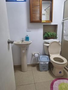 ein Bad mit einem WC und einem Waschbecken in der Unterkunft Finca Campestre Villa Gladys in Guatapé