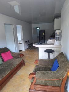 ein Wohnzimmer mit 2 Sofas und einer Küche in der Unterkunft Finca Campestre Villa Gladys in Guatapé