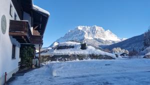 A general mountain view or a mountain view taken from a hosteleket