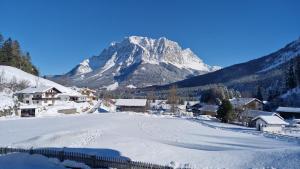 A general mountain view or a mountain view taken from a hosteleket