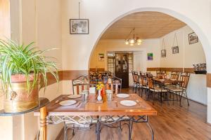 Treebo The Alpine Heritage Residency في شيملا: غرفة طعام بها طاولة وكراسي