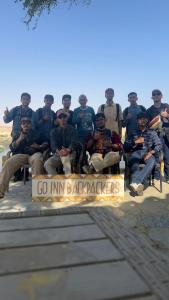 um grupo de pessoas estão posando para uma foto em Go Inn Backpackers em Aswan