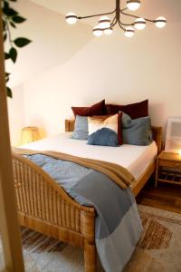Un dormitorio con una cama con almohadas. en Geräumige und stylische Wohnung mit Weitsicht, en Huttwil