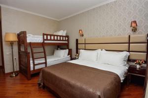 Rúm í herbergi á Hotel King David Bakuriani