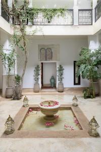 una habitación con una gran fuente en el medio de un edificio en Riad Hayati, en Marrakech