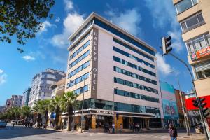 a tall building on a city street with a traffic light at HALLEY OTEL in Denizli
