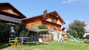 Casa con parque infantil y tobogán en Brunnerhof, en Strassen