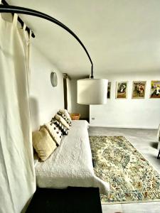 ein Wohnzimmer mit einem Sofa und einer Lampe in der Unterkunft Appartamento Ali&Dome centralissimo in Ancona