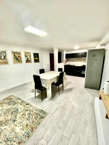 uma sala de jantar com uma mesa branca e cadeiras em Appartamento Ali&Dome centralissimo em Ancona