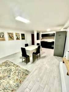 a dining room with a white table and chairs at Appartamento Ali&Dome centralissimo in Ancona