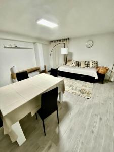 um quarto com uma cama, uma mesa e cadeiras em Appartamento Ali&Dome centralissimo em Ancona