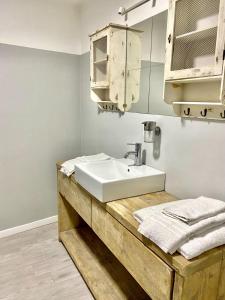 ein Badezimmer mit einem weißen Waschbecken und einem Spiegel in der Unterkunft Appartamento Ali&Dome centralissimo in Ancona
