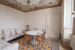 a living room with a table and chairs and a couch at Villa Intreccio in Blevio