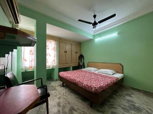 1 dormitorio con 1 cama con paredes verdes y techo en The Kaya Rockview Trichy, en Tiruchchirāppalli