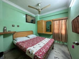 1 dormitorio con 1 cama y ventilador de techo en The Kaya Rockview Trichy, en Tiruchchirāppalli