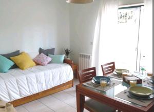 een kamer met een bed en een tafel met een eetkamer bij Cozy Beach House in Santa Cruz