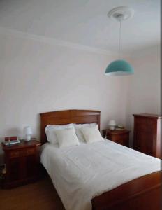 1 dormitorio con 1 cama grande con luz azul en Cozy Beach House, en Santa Cruz