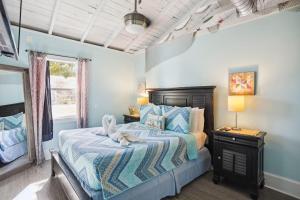1 dormitorio con 1 cama con paredes azules en Beach Life 2, en St Pete Beach