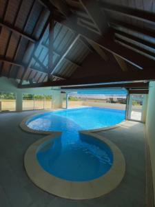 una gran piscina de agua azul en un edificio en Appartement très agréable dans belle résidence, classé 3 étoiles par le comité départementale du tourisme en Haute Garonne, en Luchon
