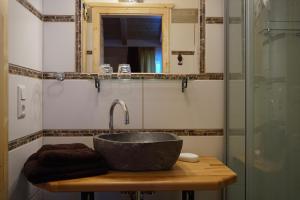 ザンクト・マルティン・アム・テンネンゲビルゲにあるAppartment Kainhoferのバスルーム(洗面台、ガラス張りのシャワー付)