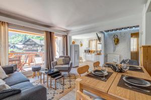 uma sala de estar com um sofá e uma mesa em Les Chalets de La Clusaz - Appartement le Yeti em La Clusaz