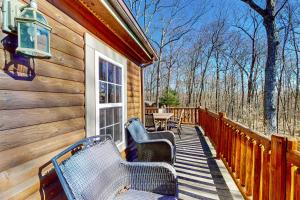 En balkong eller terrasse på Pine Woods Cabin