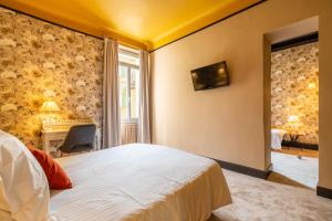una camera d'albergo con letto e scrivania di La Maison d'été a Salon-de-Provence
