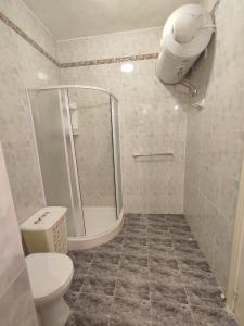 uma casa de banho com um chuveiro, um WC e um lavatório. em Dolphin Court 3-Bedroom Sea View Apartment in Marsaskala, Malta em Marsaskala