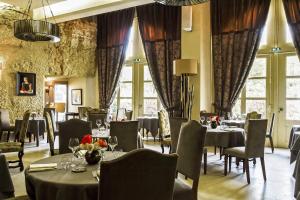 ห้องอาหารหรือที่รับประทานอาหารของ Château De Pray