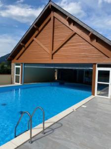 Bazén v ubytovaní Appartement très agréable dans belle résidence, classé 3 étoiles par le comité départementale du tourisme en Haute Garonne alebo v jeho blízkosti