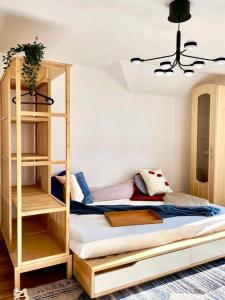 1 dormitorio con cama y estante para libros en Geräumige und stylische Wohnung mit Weitsicht, en Huttwil