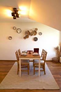 comedor con mesa y 4 sillas en Geräumige und stylische Wohnung mit Weitsicht, en Huttwil